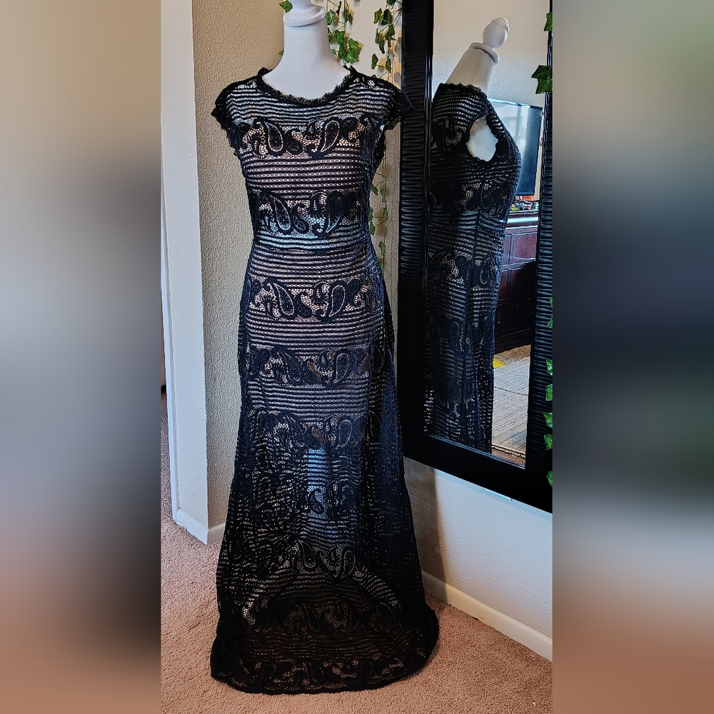 Bisou Bisou gown black lace size 6